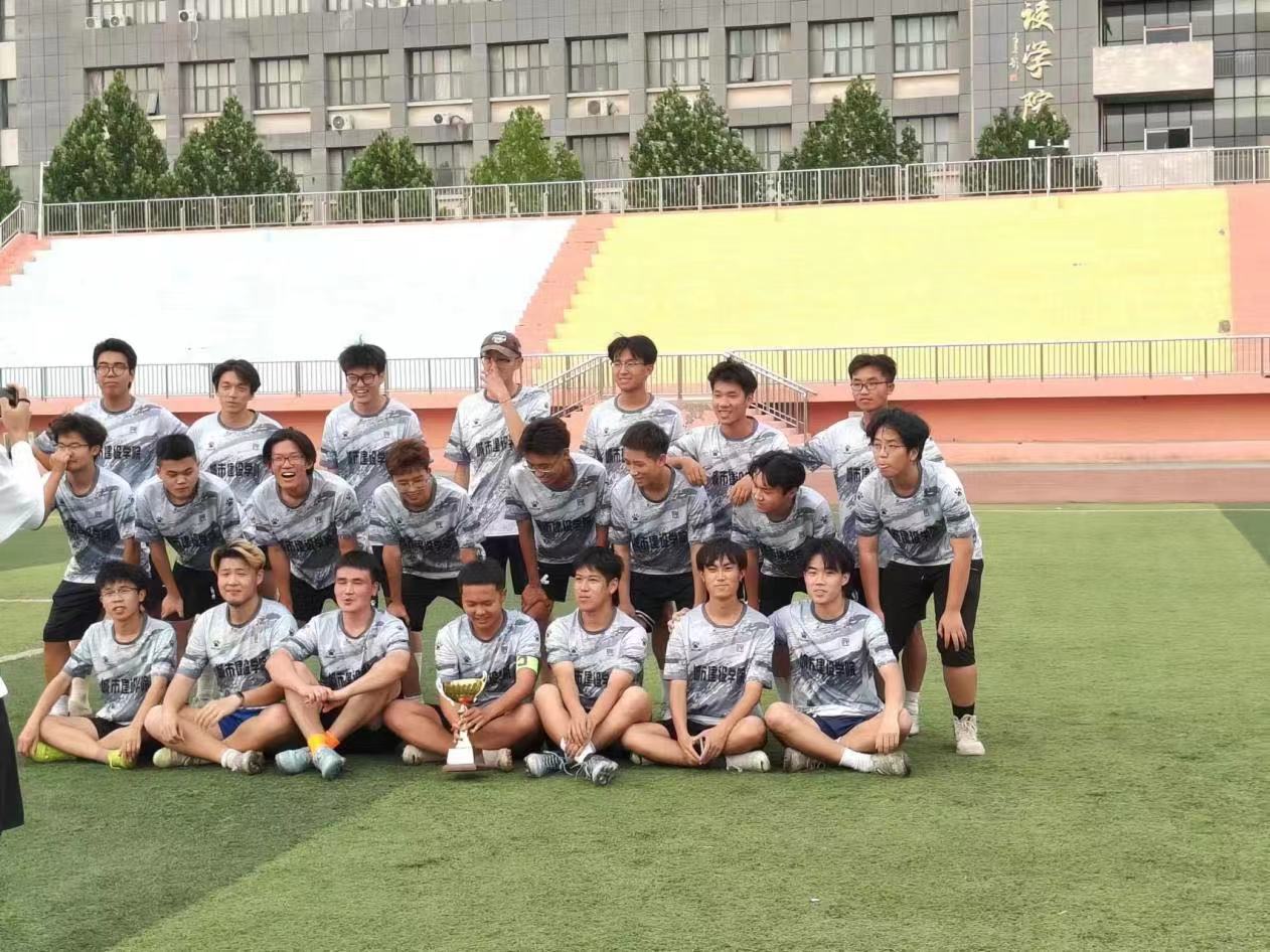 足球赛场精彩不断，球员们不畏艰难，奋力拼搏的简单介绍