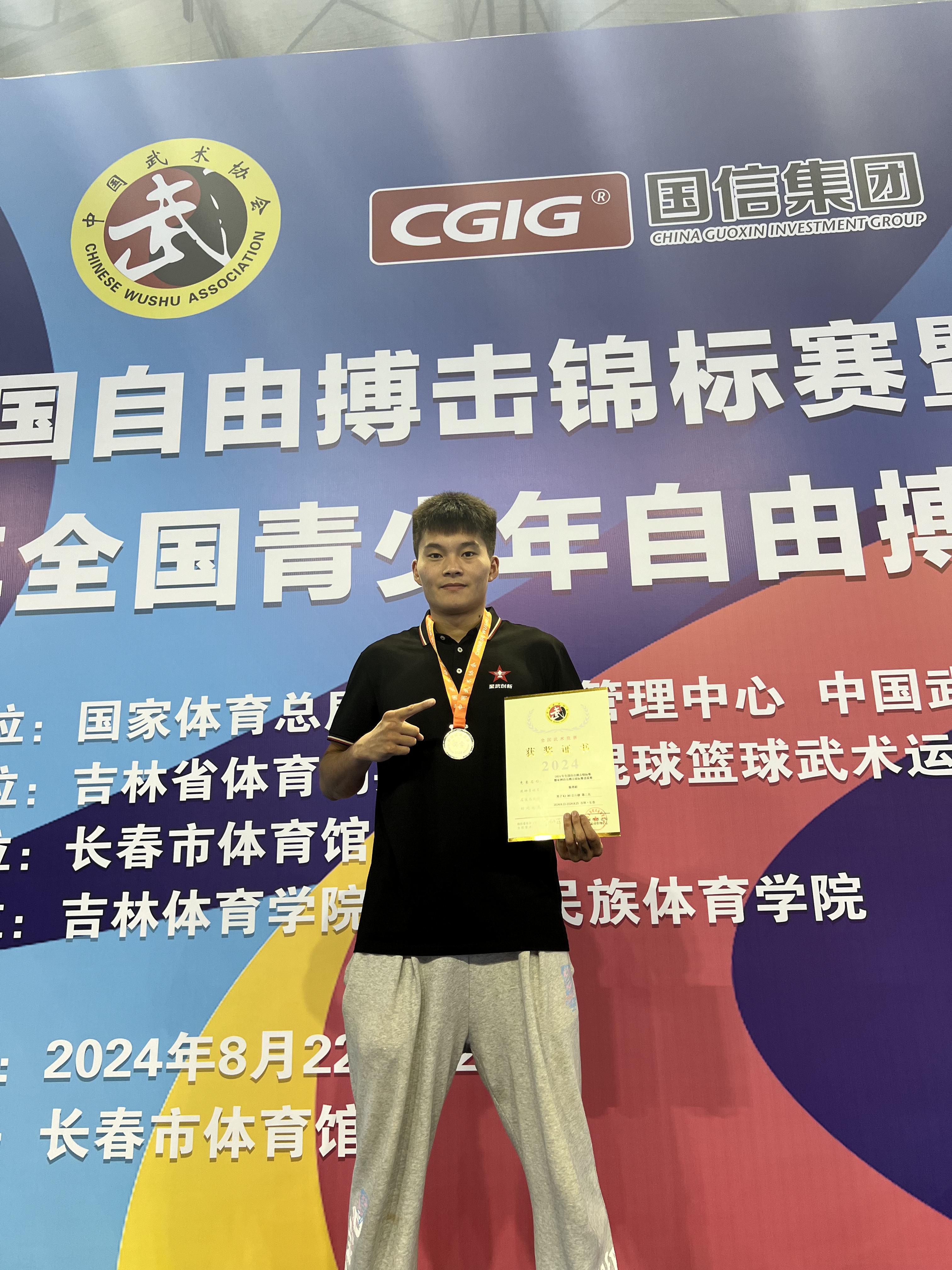 体育精神闪耀足球大舞台，中国参赛选手勇猛搏杀